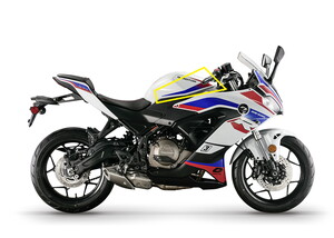  QJ SRK 400 RR DEPO ÜSTÜ SAĞ STICKER